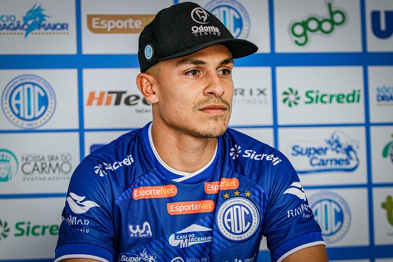 Confianca anuncia desligamento do volante Renan Areias e retorno de Madison