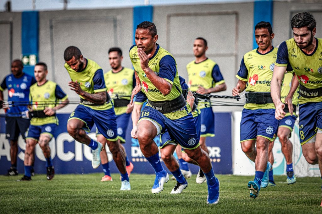 Confianca faz ultimo treino em Aracaju antes da partida contra Vasco pelo Brasileirao
