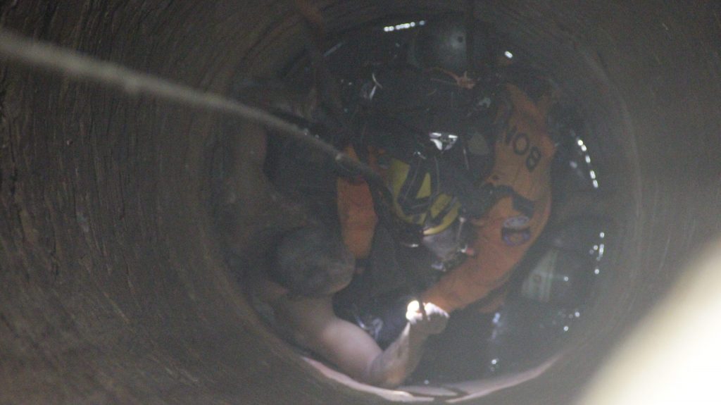 Corpo de Bombeiros regata homem que estava em poco de 18 metros de profundidade em Sao Cristovao