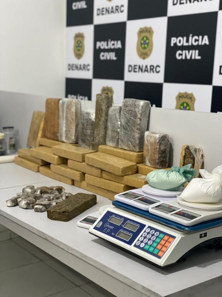Denarc apreende 30 quilos de maconha e traficante e presa em Socorro