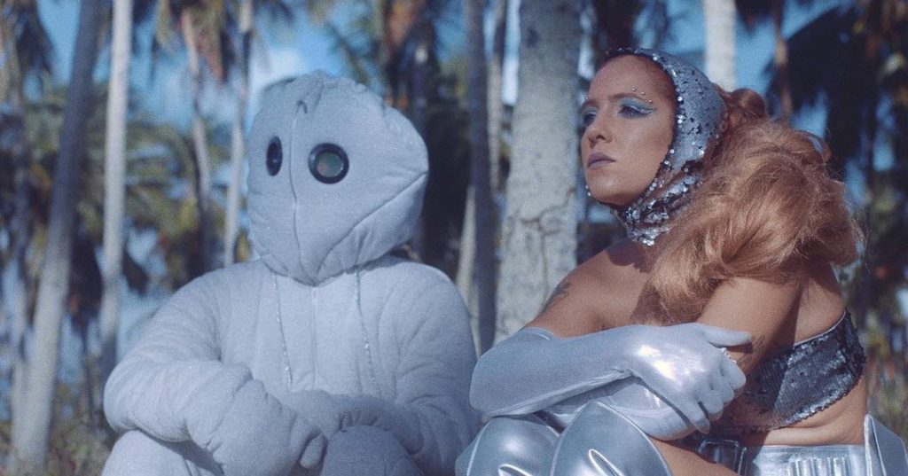 Em clipe com estetica futurista Sandyale fala sobre importancia do autoconhecimento