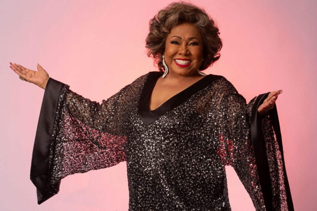 Em meio a pandemia cantora Alcione faz show com casa lotada diz colunista