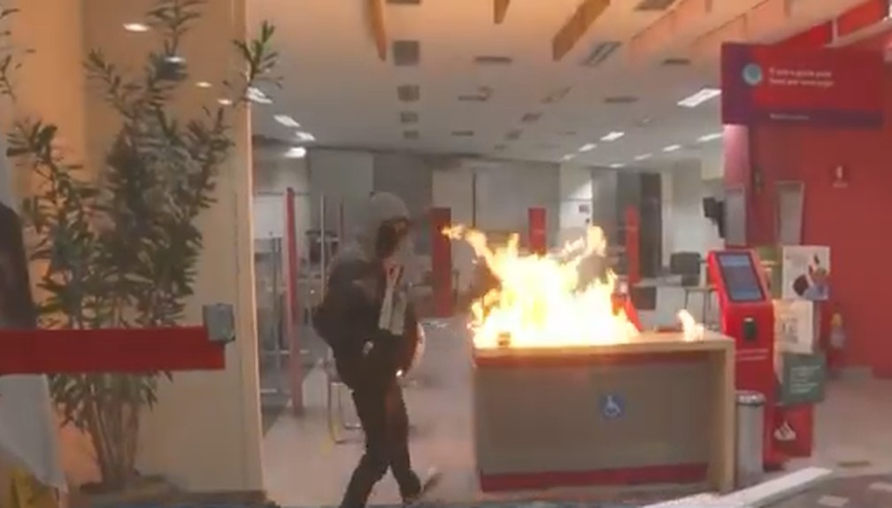 Fim de protesto contra Bolsonaro tem depredacao incendio e confronto com PM em SP veja video
