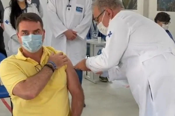 Flavio Bolsonaro e vacinado contra covid 19 e ironiza Obrigado ao negacionista Jair Bolsonaro