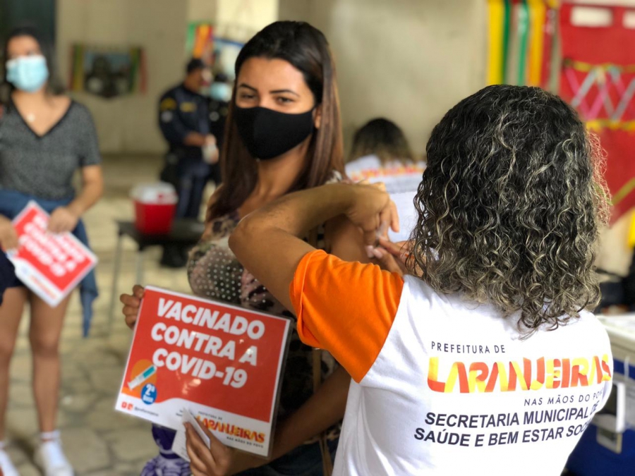 Lider na vacinacao contra covid 19 com 1a dose Laranjeiras vacina pessoas com 25 anos