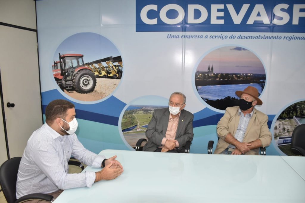 Luciano Bispo visita superintendente da Codevasf Marcos Alves e o convida para falar do Canal de Xingo na Alese
