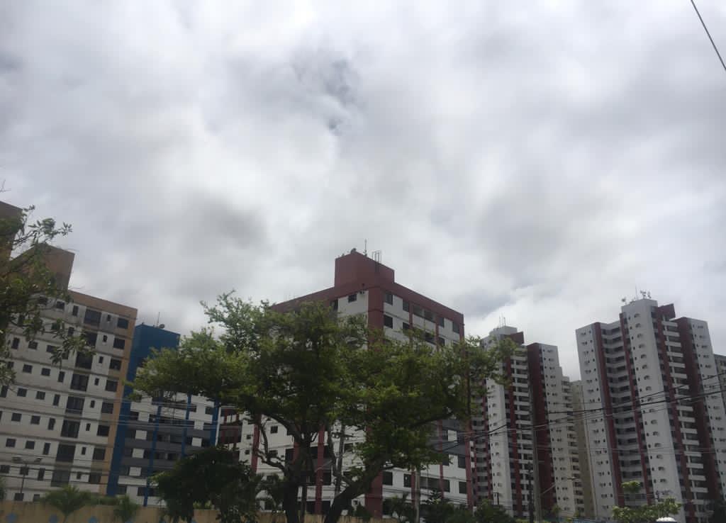 Mare tem pico ate 2 metros em Sergipe nesta segunda 12 Aracaju segue com previsao de chuva
