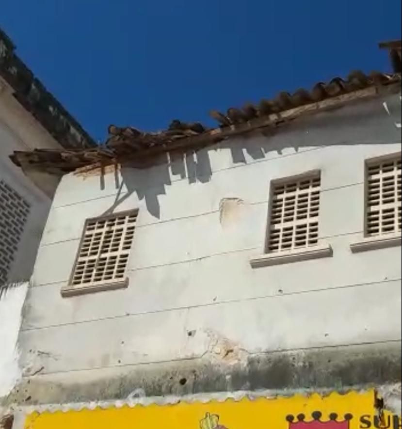 Marquise e parte de telhado desabam no centro de Aracaju