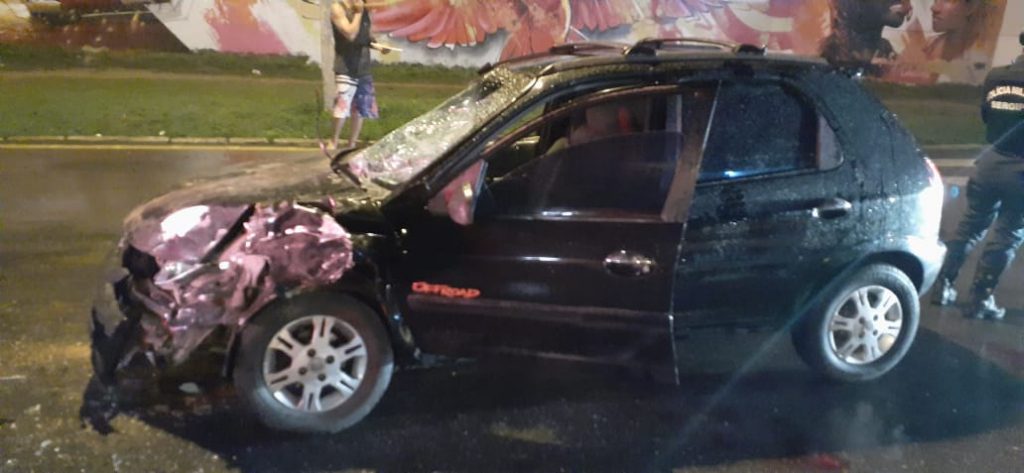 Motorista embriagado se envolve em acidente colide em um poste e deixa tres pessoas feridas em Aracaju