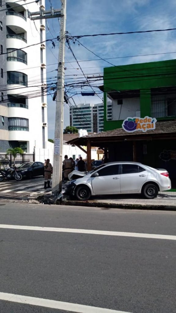 Motorista foge apos colidir com poste na Avenida Beira Mar neste sabado 10