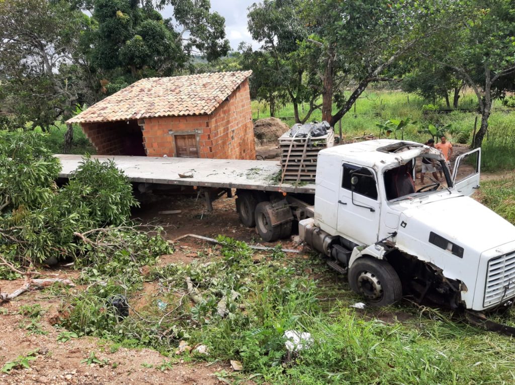 Motorista perde controle e caminhao derrapa em rodovia proximo a Salgado