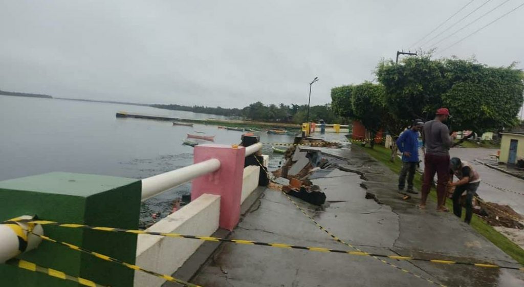 Parapeito da Orla de Ilha das Flores desaba apos fortes chuvas