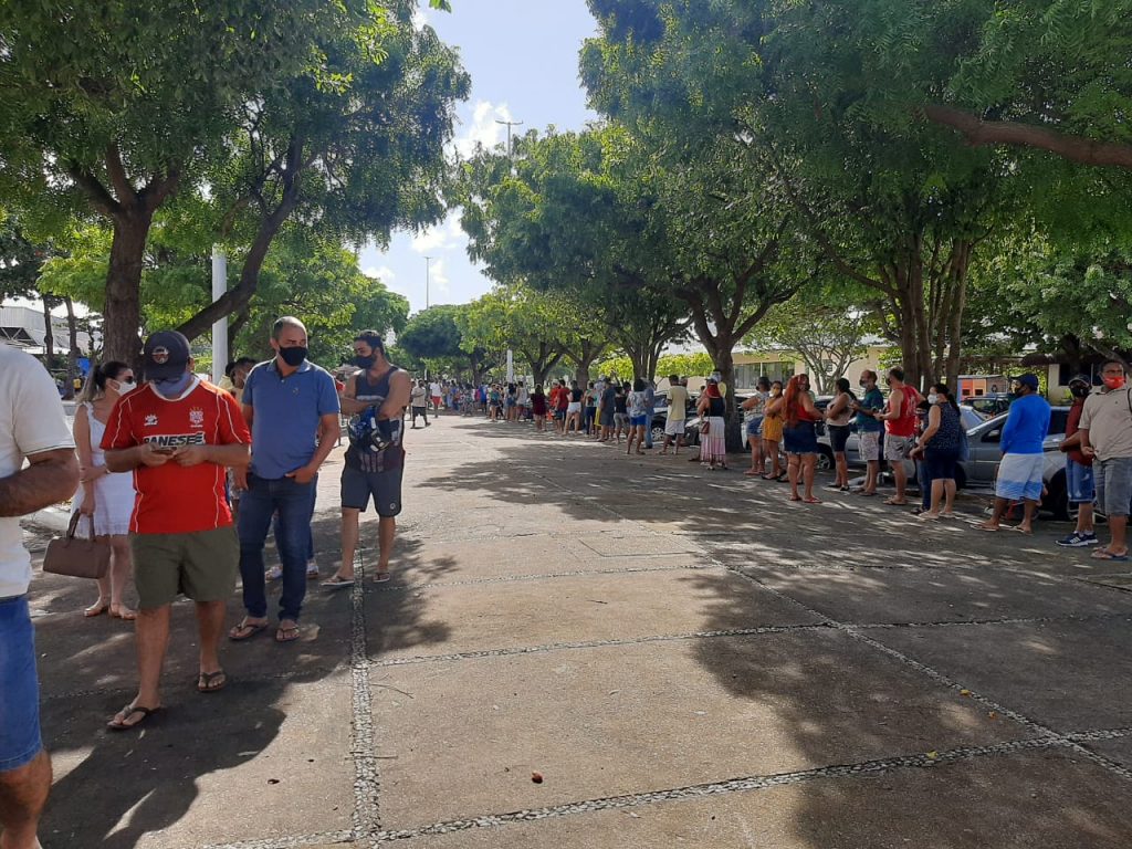 Ponto de vacinacao na Unit registra aglomeracao neste domingo 4 em Aracaju