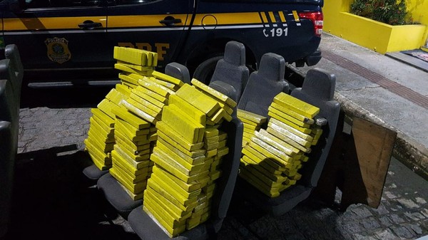 Quase 200 kg de maconha sao apreendidos dentro de micro onibus em Socorro