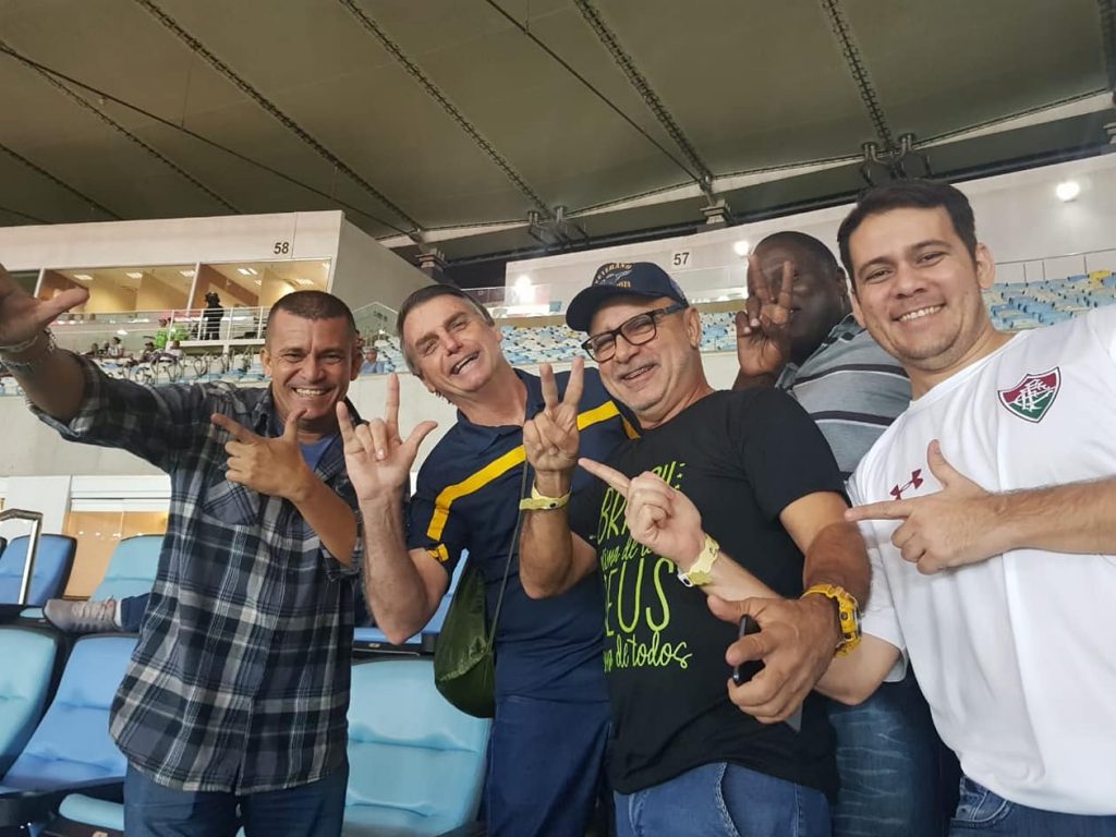Queiroz chama aliados de Bolsonaro de papagaios e aguas de salsicha e reclama de abandono