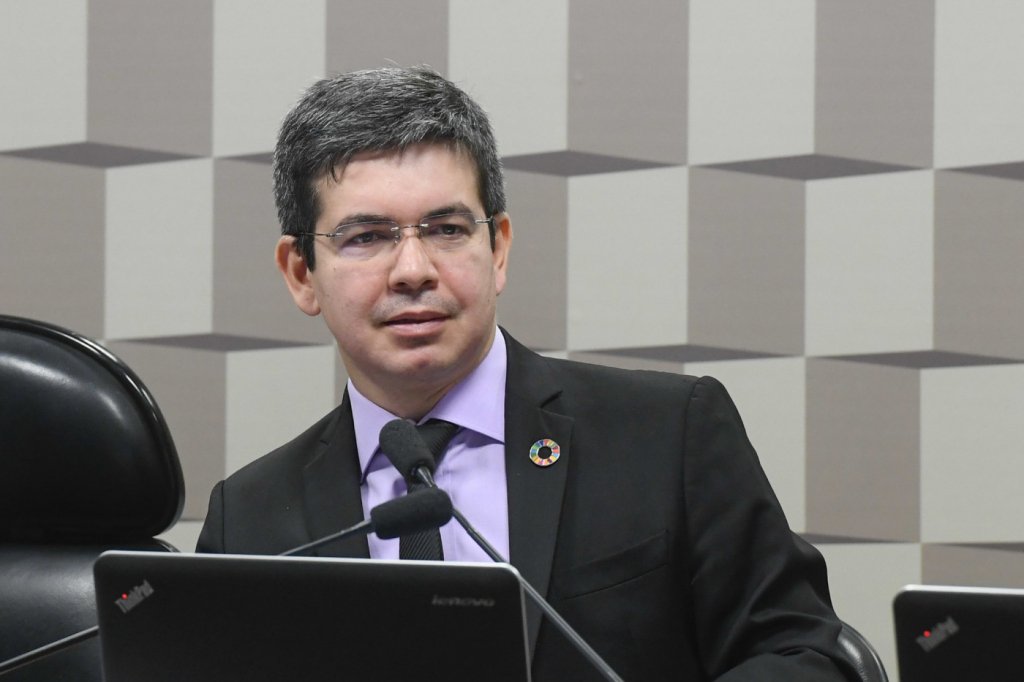 Randolfe Rodrigues pede ao STF que multe Bolsonaro em R 500 mil a cada mentira sobre fraudes nas urnas