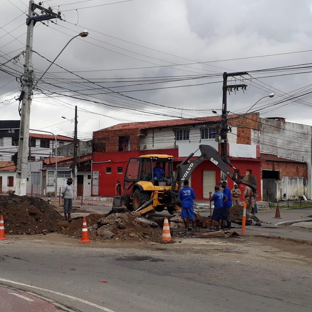 Servico da Deso provoca desvio de veiculos no bairro Industrial nesta quarta 7