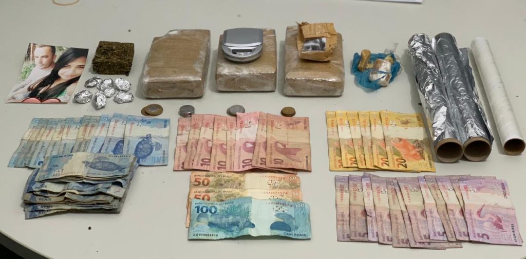 Suspeito de trafico de drogas e preso e entorpecentes sao encontradas enterrados no quintal de casa em Lagarto