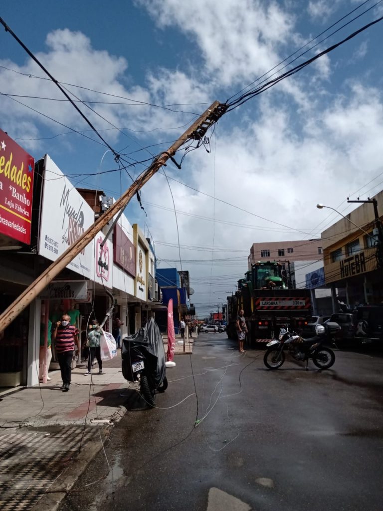 Transito e desviado apos queda de fiacao no Centro de Aracaju