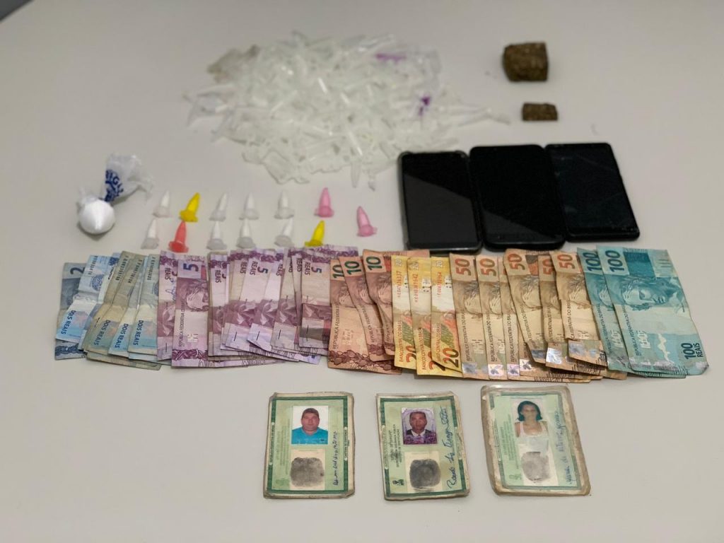 Trio suspeito de trafico de drogas na regiao da Colonia 13 e preso em flagrante