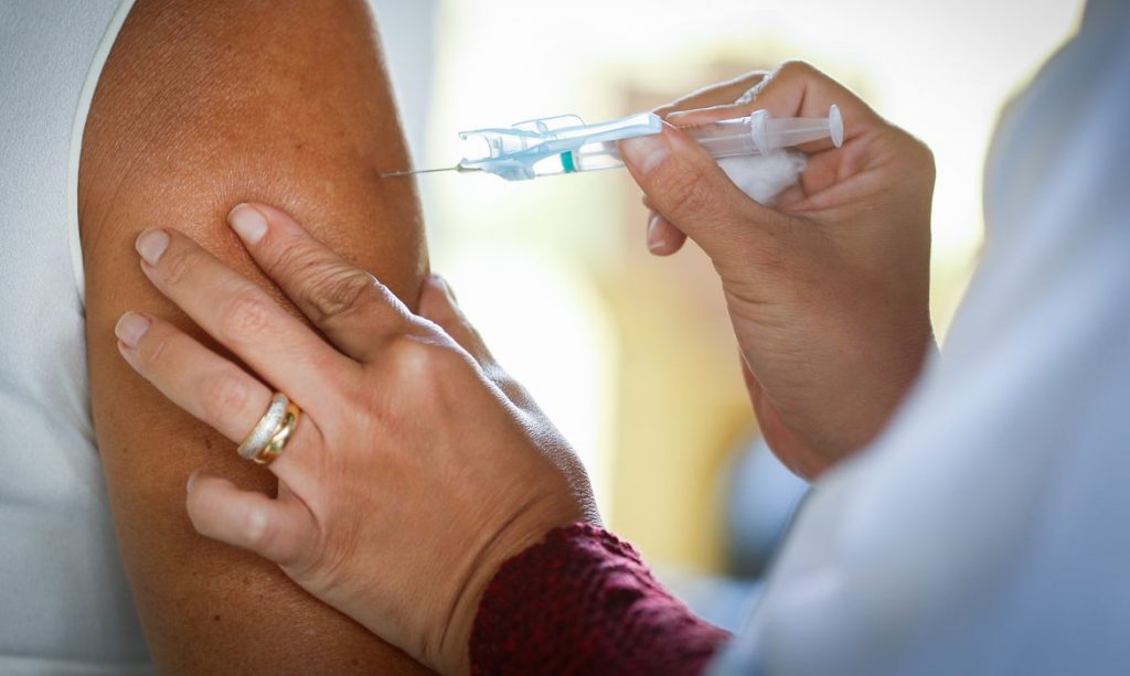 Vacinacao contra covid 19 reduz ocupacao de UTIs nos estados para menos de 90
