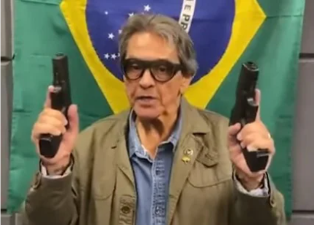 Video Armado presidente do PTB faz ameacas e chama embaixador chines de macaco e vagabundo
