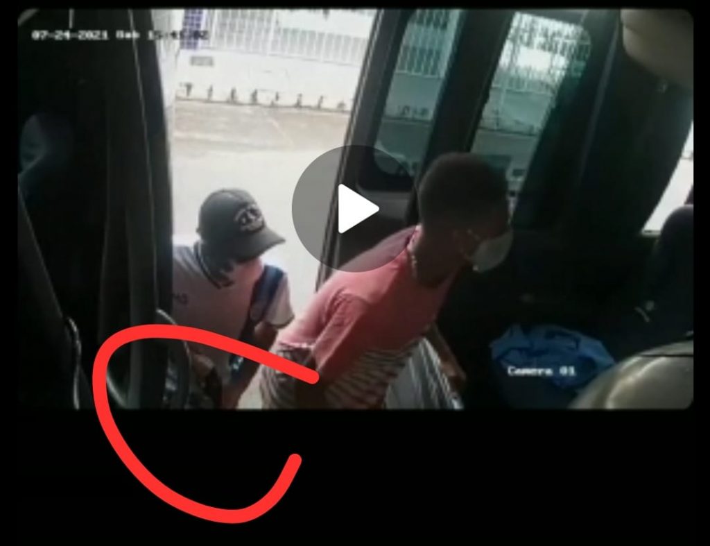 Video Assaltantes armados invadem onibus de transporte intermunicipal em Aracaju1