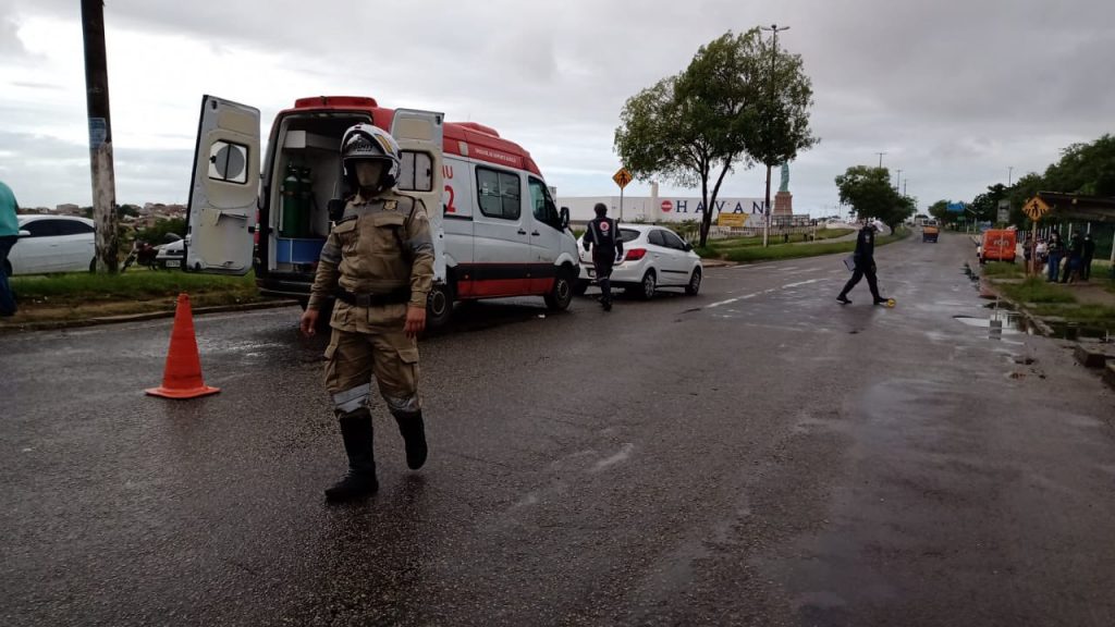 Acidente deixa transito lento na Av. Tancredo Neves em Aracaju