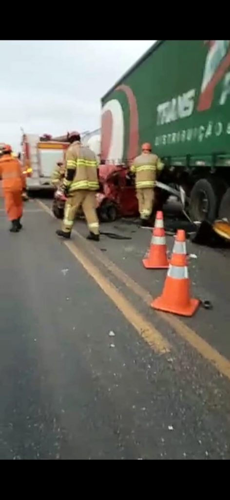 Acidente entre tres carretas um caminhao e carro de passeio deixa uma vitima em Umbauba