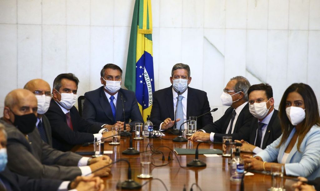 Bolsonaro entrega medida provisoria do novo Bolsa Familia
