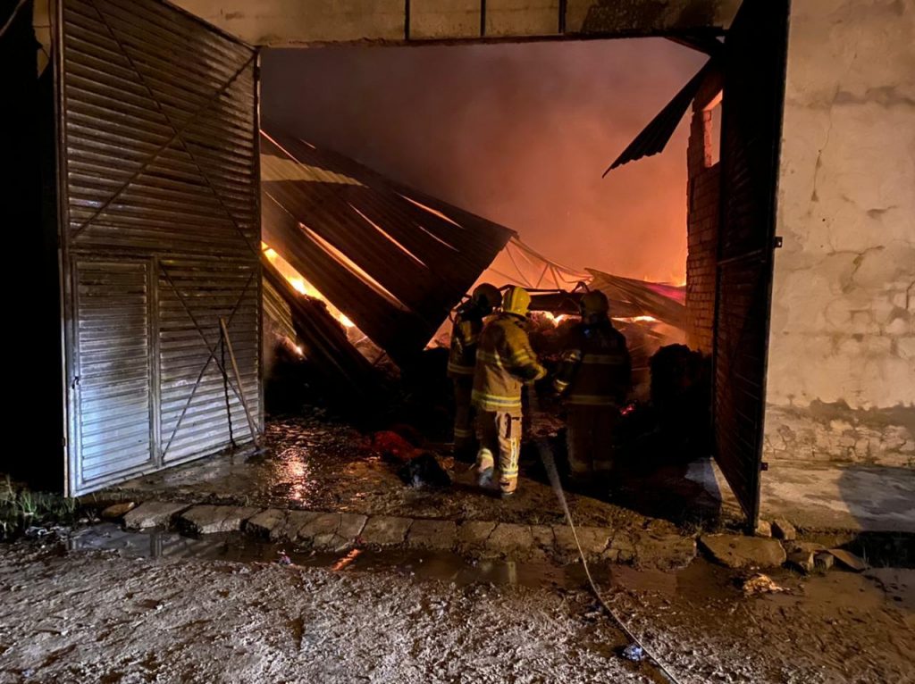 Bombeiros passam quatro horas tentando controlar incendio em fabrica de tecido de Tobias Barreto