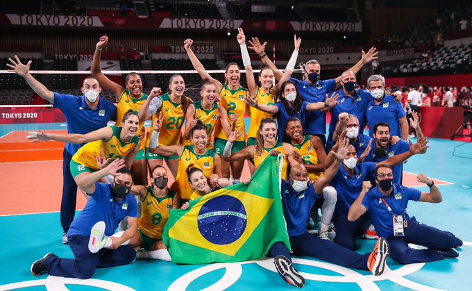 Brasil bate Coreia do Sul e pega EUA na final do volei feminino