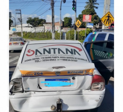 Caminhoneiro embriagado colide com um taxi na Euclides Figueiredo em Aracaju