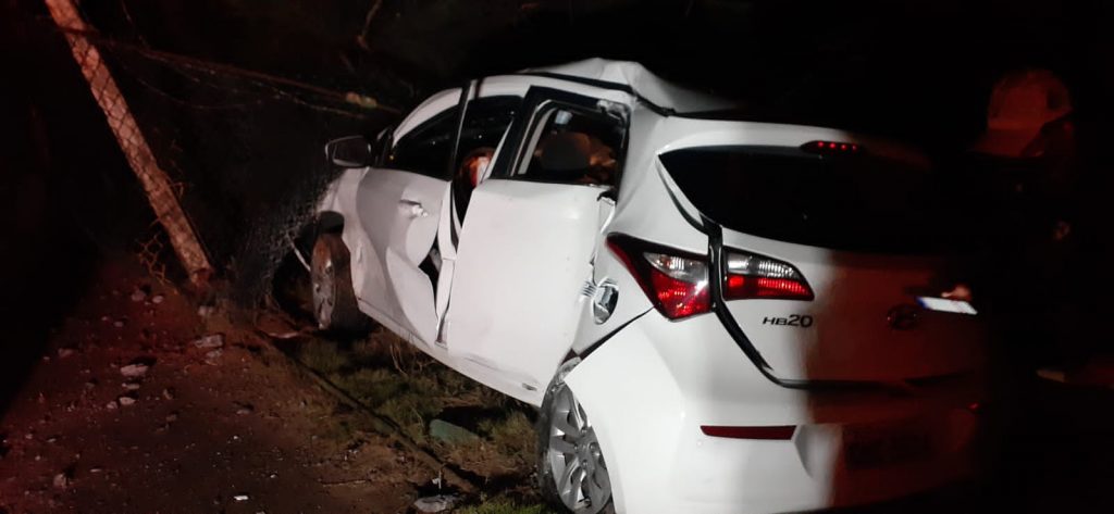 Condutora e hospitalizada apos colidir com poste em Aracaju