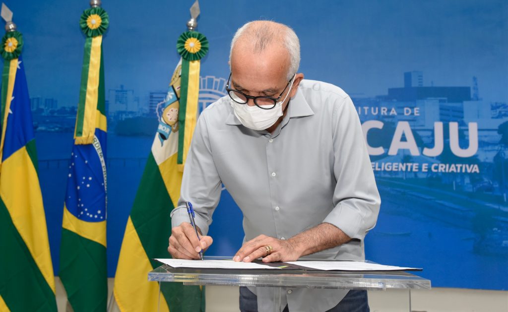 Edvaldo sanciona lei que autoriza Aracaju a contratar financiamento de mais de R 500 milhoes para obras