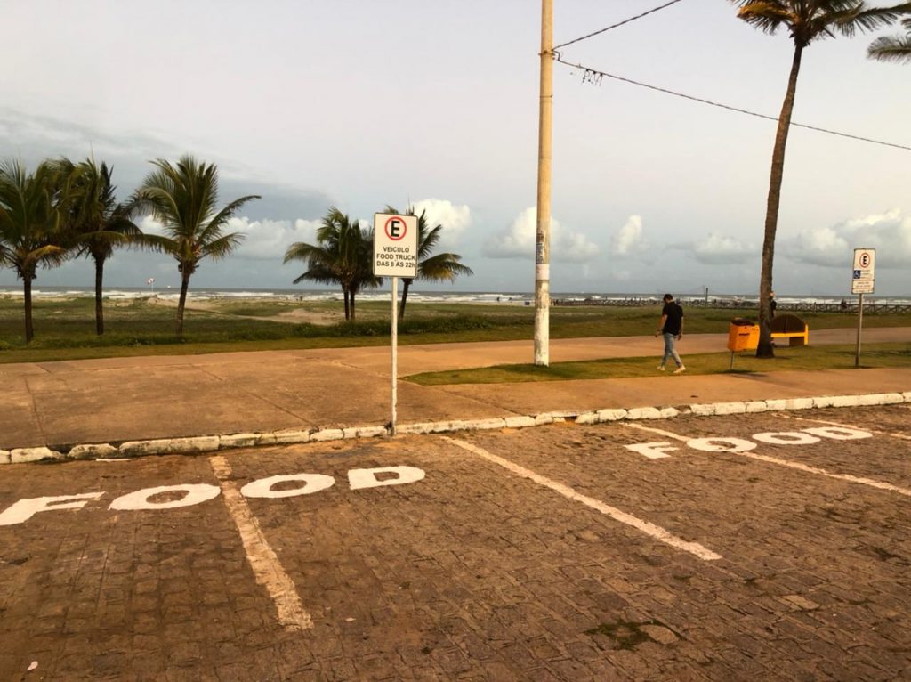 Espacos para food trucks sao demarcados nas orlas de Aracaju