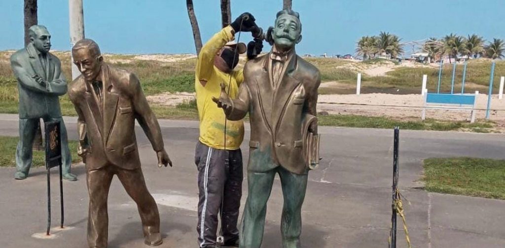 Estatuas sao restauradas na Orla de Atalaia