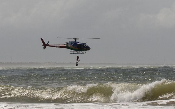 GTA de Sergipe faz resgate de banhista em alto mar na Barra dos Coqueiros veja video