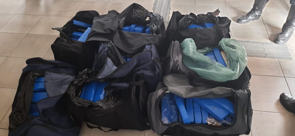 Homem e preso com mais de 195 kg de maconha dentro de veiculo em Lagarto