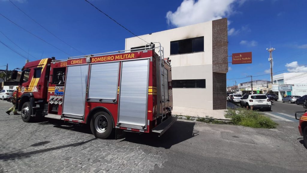Incendio atinge clinica no bairro Siqueira Campos