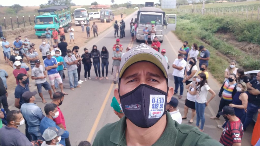 Manifestantes protestam por agencias bancarias em Monte Alegre Rota do Sertao esta interditada