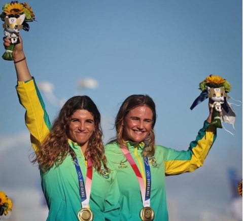 Martine Grael e Kahena Kunze conquistam ouro na vela e se tornam bicampeas olimpicas