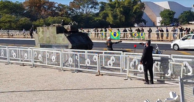 Militares iniciam desfile de tanques e blindados em Brasilia