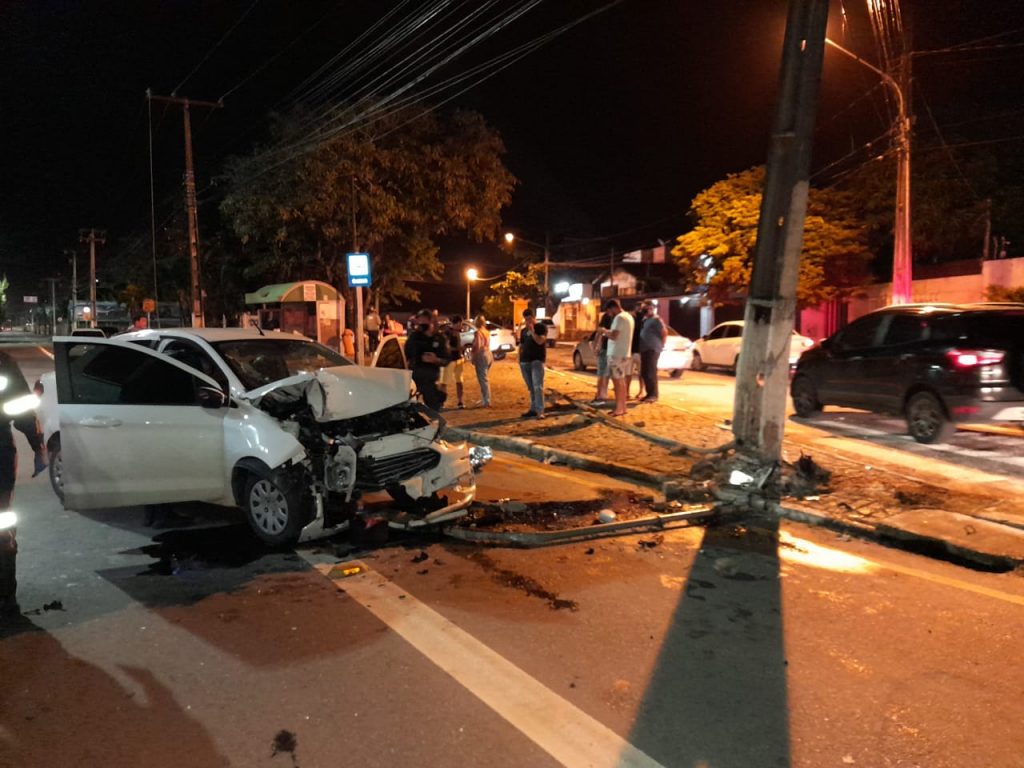 Motorista morre apos colidir em poste na Av. Beira Mar em Aracaju