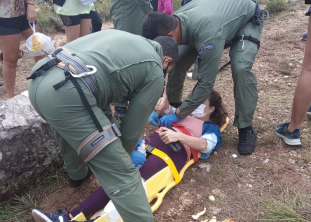 Mulher e resgatada apos cair em cachoeira na Serra de Itabaiana