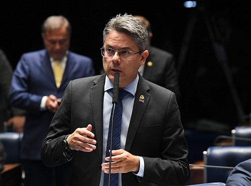 O destino provavel e justo do pedido de Bolsonaro sera o arquivo avalia Alessandro Vieira