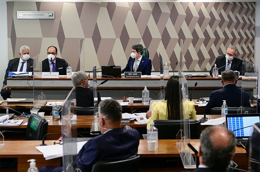 Reverendo Amilton Gomes chora e admite que queria vacinas para o Brasil durante depoimento na CPI