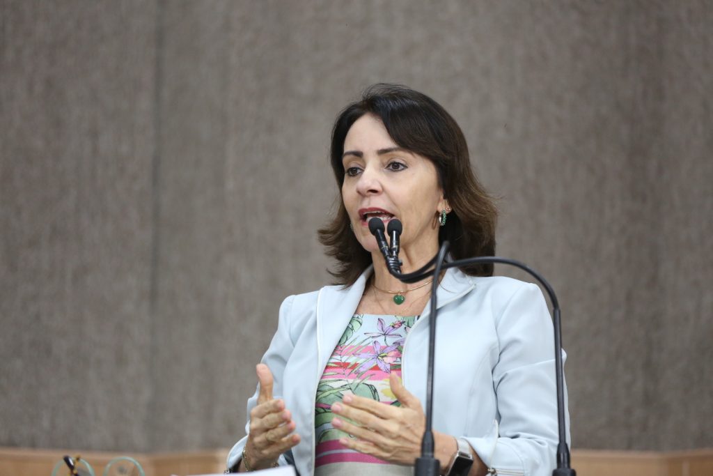 Sem fiscalizacao nos onibus estamos enxugando gelo declara vereadora Emilia