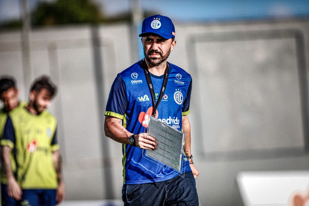 Tecnico Luizinho Lopes nao estara a beira do campo no jogo do Confianca contra Goias