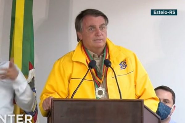 A vida de presidente nao e facil se alguem quiser trocar comigo troco agora afirma Bolsonaro